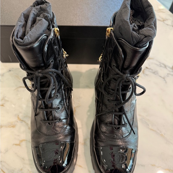 Chanel 39.5 black shiny/patent calfskin quilt combat boot with gold charm chain. - Picture 7 of 7